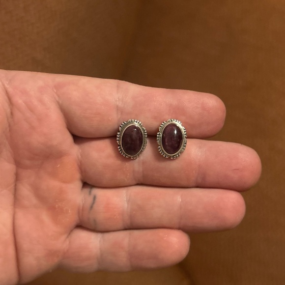 Sterling silver Native American purple spiny oyster signed post back earrings - Picture 3 of 9